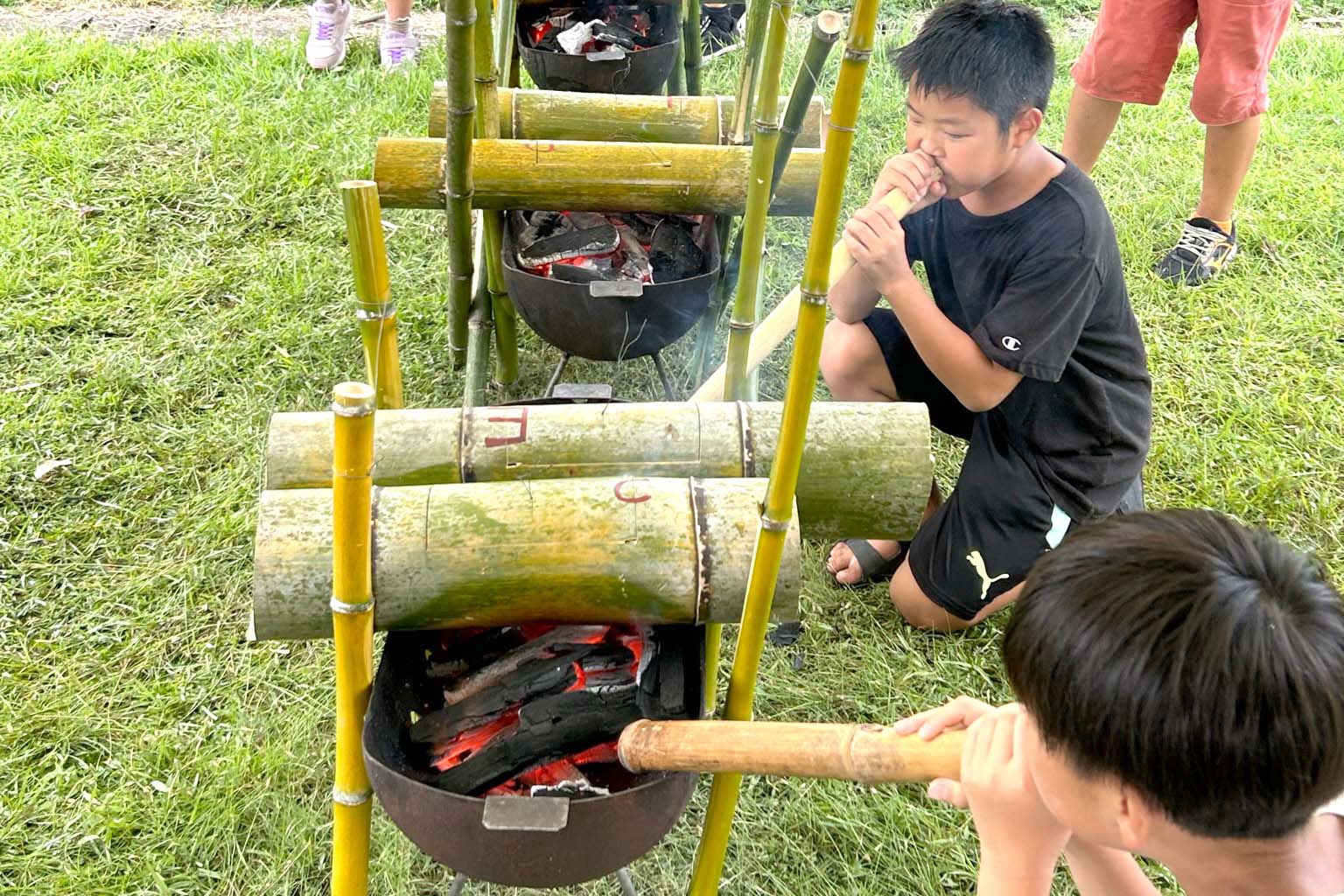 竹炊飯をする子供